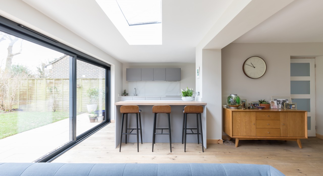 A classic lip handle kitchen in tones of grey