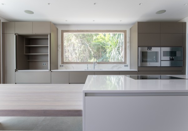 Kitchen island with full plate induction hob