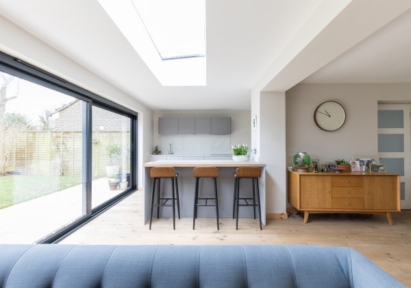 A classic lip handle kitchen in tones of grey