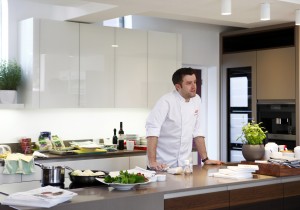 Sven-Hanson Britt giving a talk in a kitchen